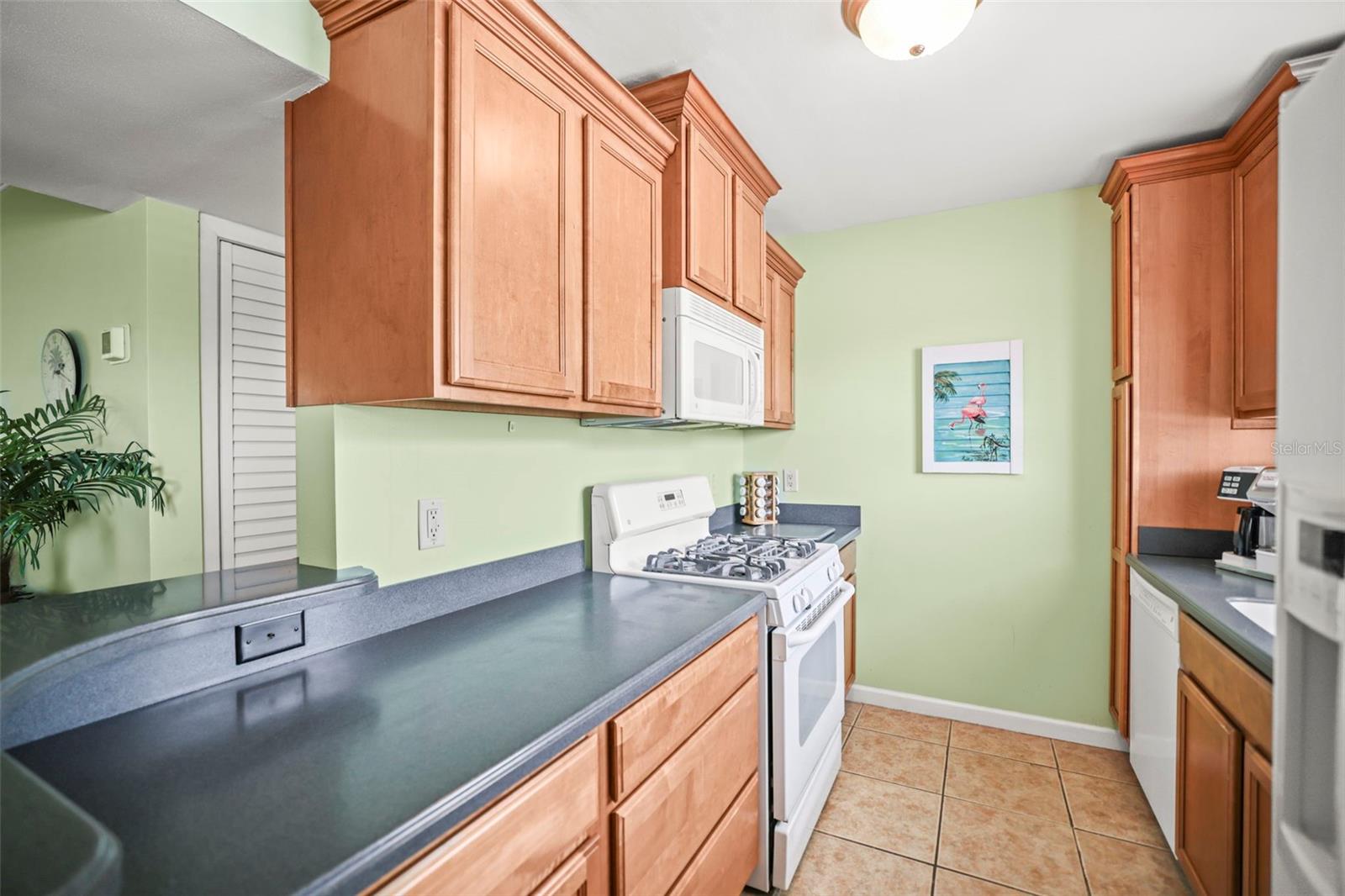 Image 10 of 31 For 1101 Victoria Drive 22