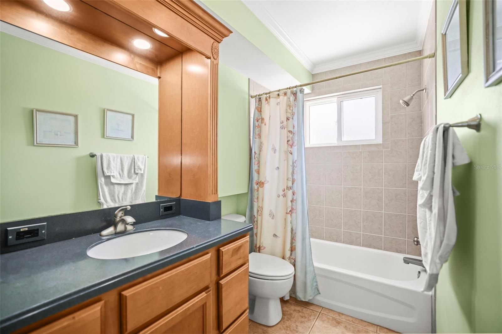 Image 13 of 31 For 1101 Victoria Drive 22