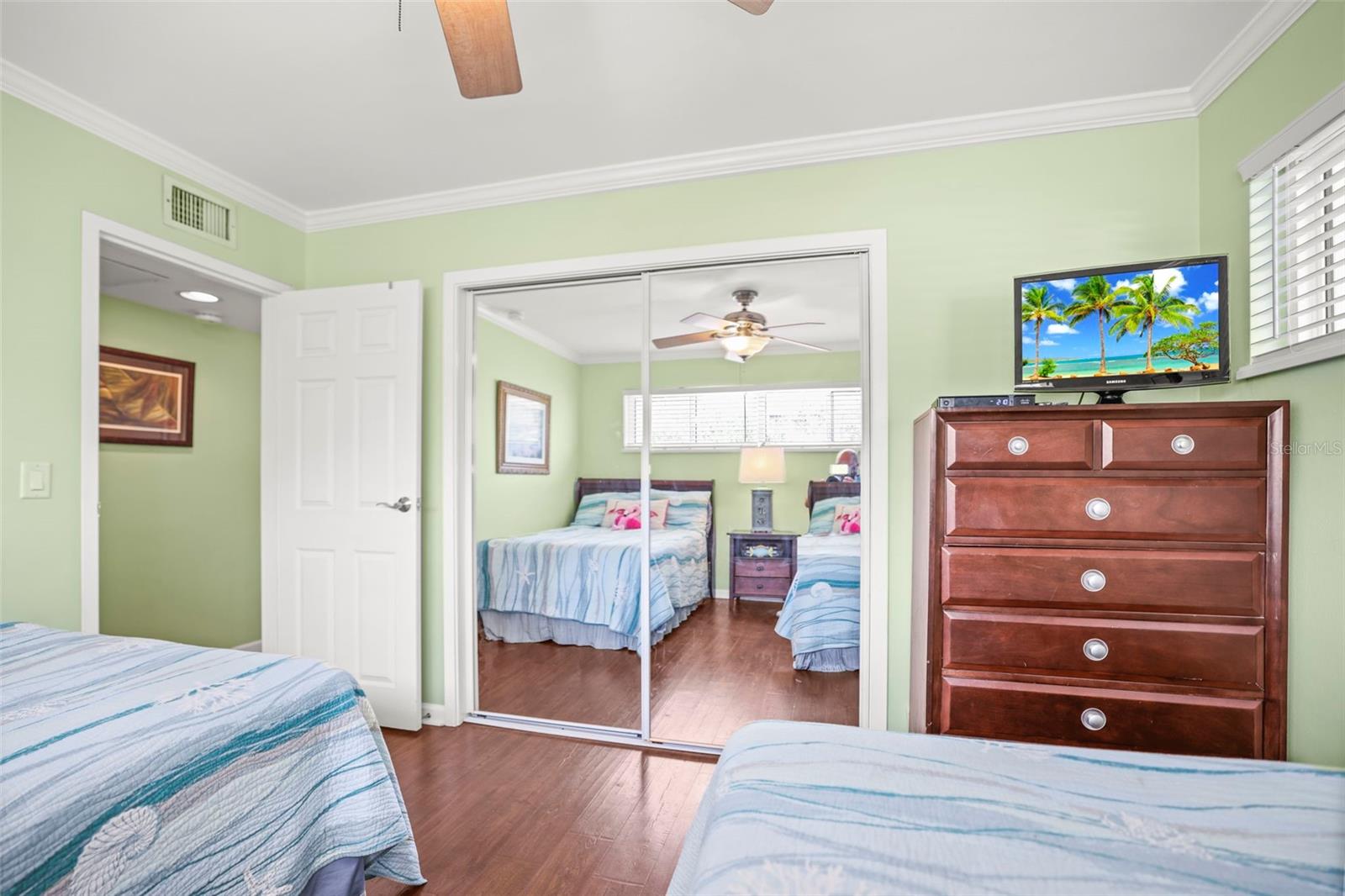 Image 15 of 31 For 1101 Victoria Drive 22