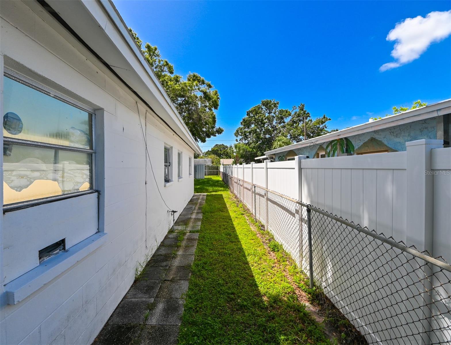 Image 4 of 41 For 5628 17th Avenue N
