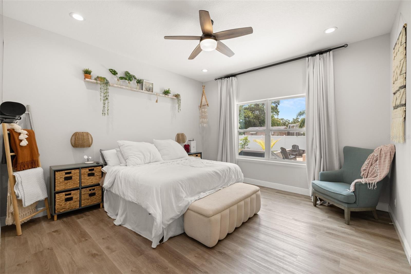 Listing photo id 11 for 5570 78th Avenue N