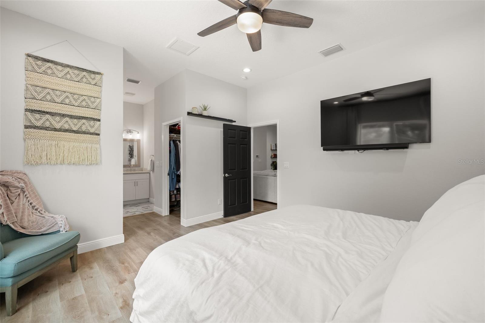 Listing photo id 12 for 5570 78th Avenue N