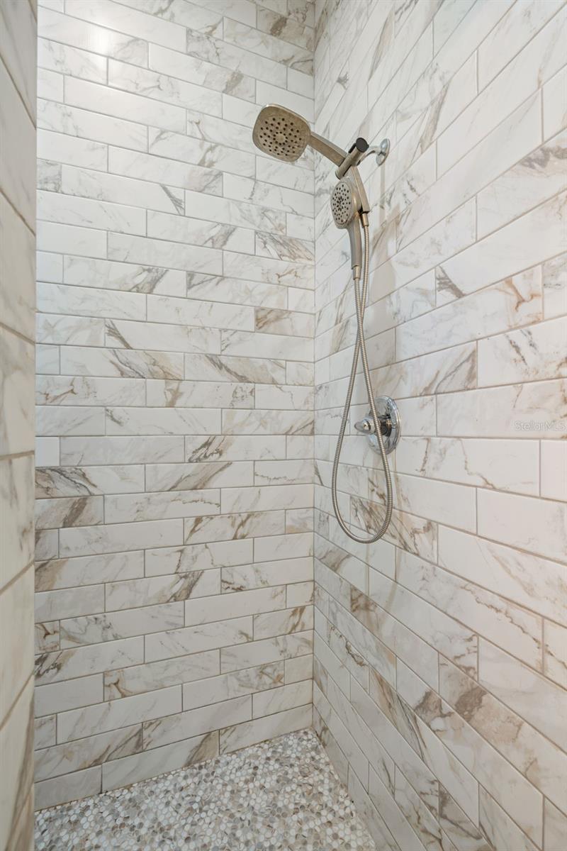 Listing photo id 16 for 5570 78th Avenue N