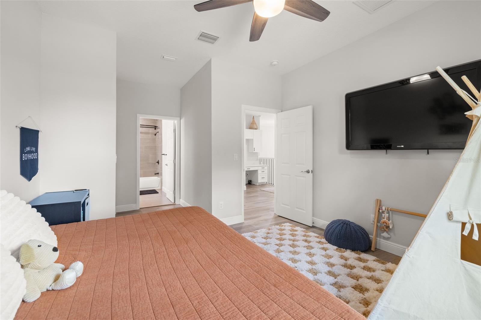 Listing photo id 20 for 5570 78th Avenue N