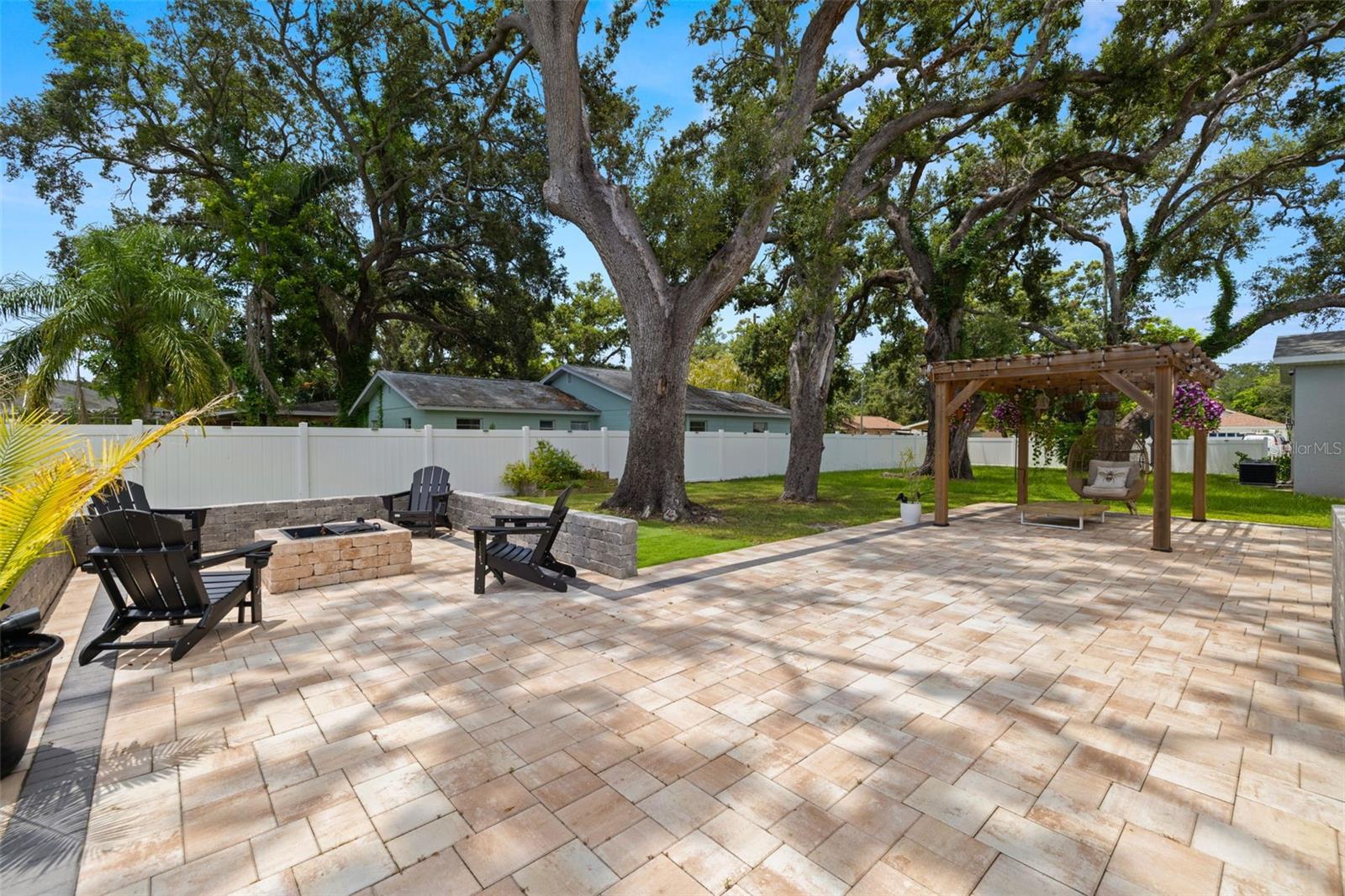 Listing photo id 30 for 5570 78th Avenue N