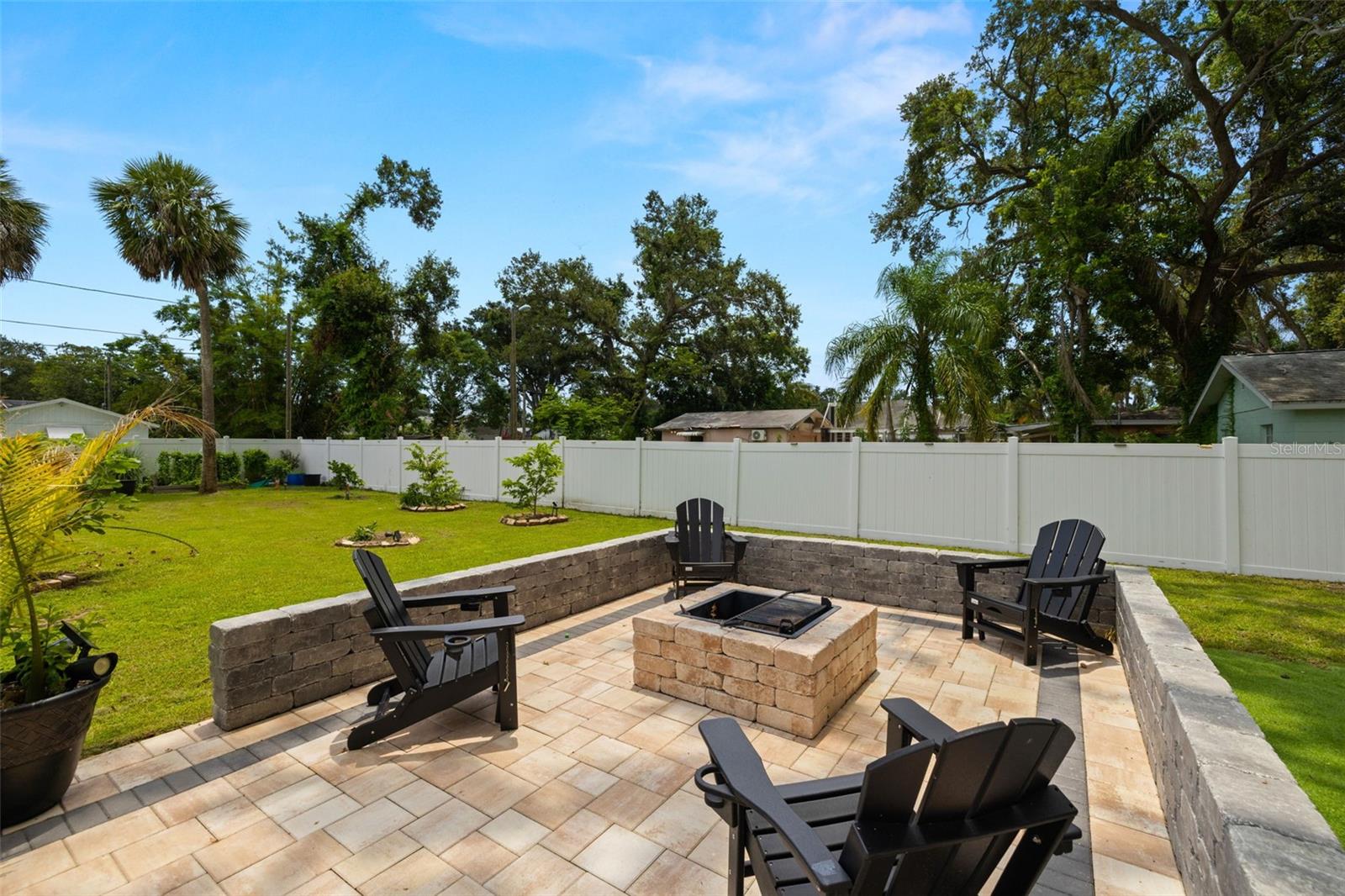 Listing photo id 31 for 5570 78th Avenue N
