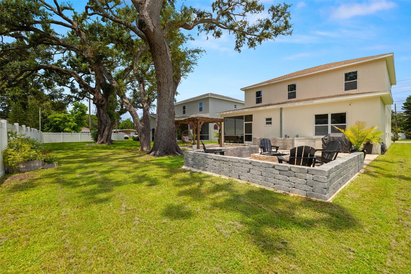 Listing photo id 32 for 5570 78th Avenue N