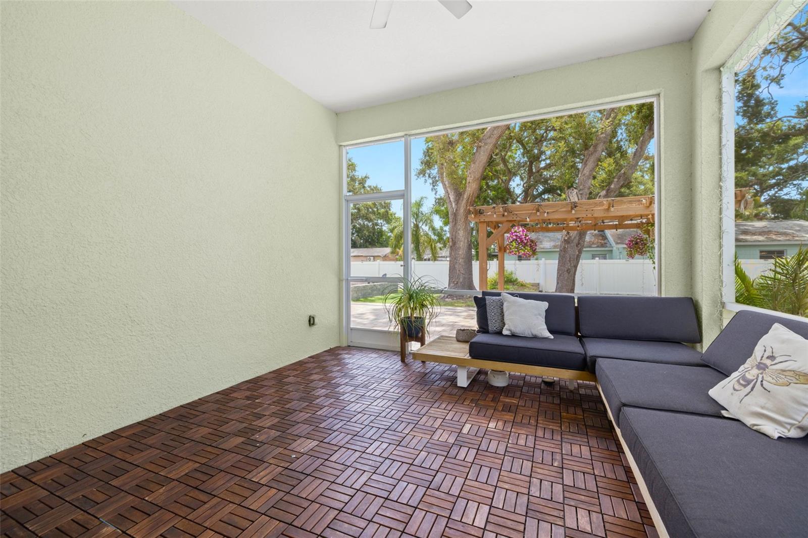 Listing photo id 33 for 5570 78th Avenue N