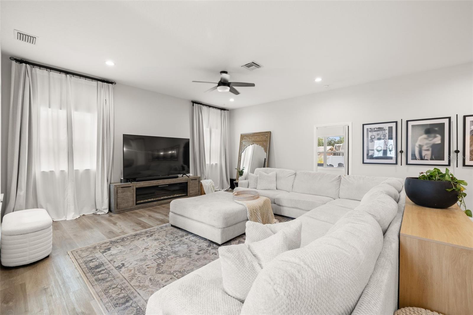 Listing photo id 3 for 5570 78th Avenue N