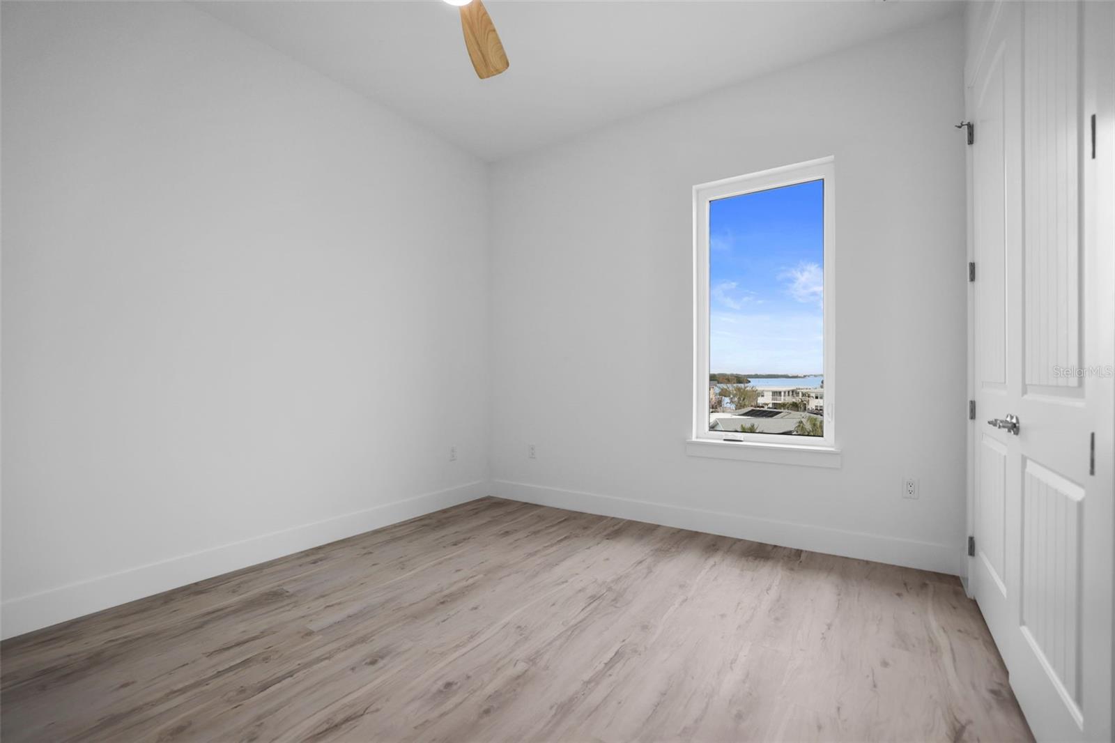 Listing photo id 33 for 326 129th Avenue E