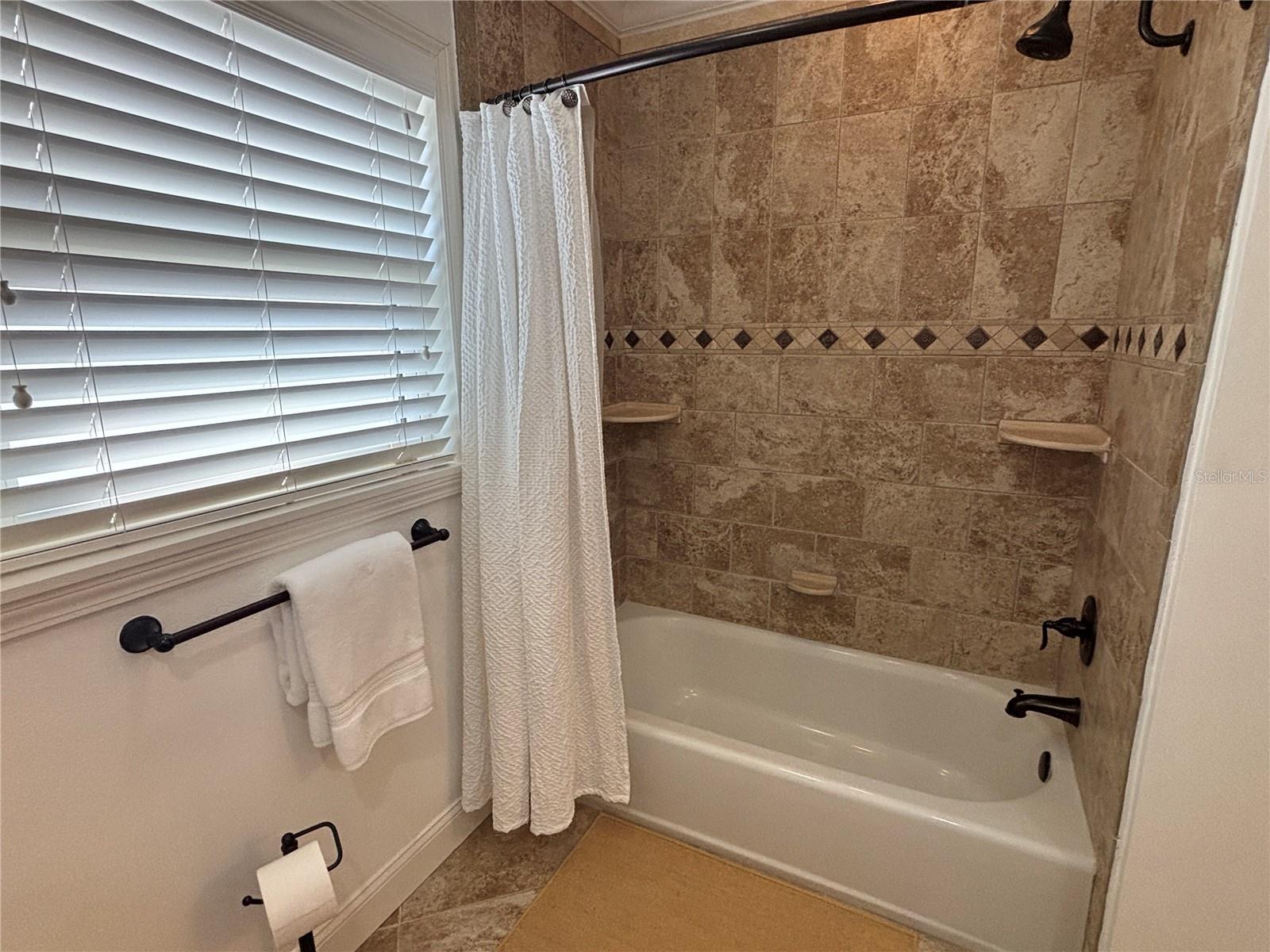 Image 21 of 77 For 910 Brightwaters Boulevard Ne
