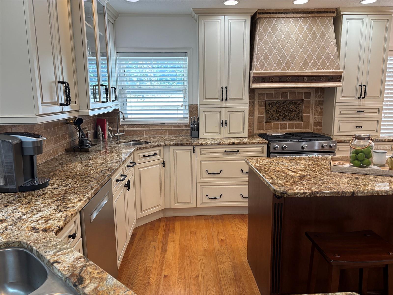 Image 36 of 77 For 910 Brightwaters Boulevard Ne