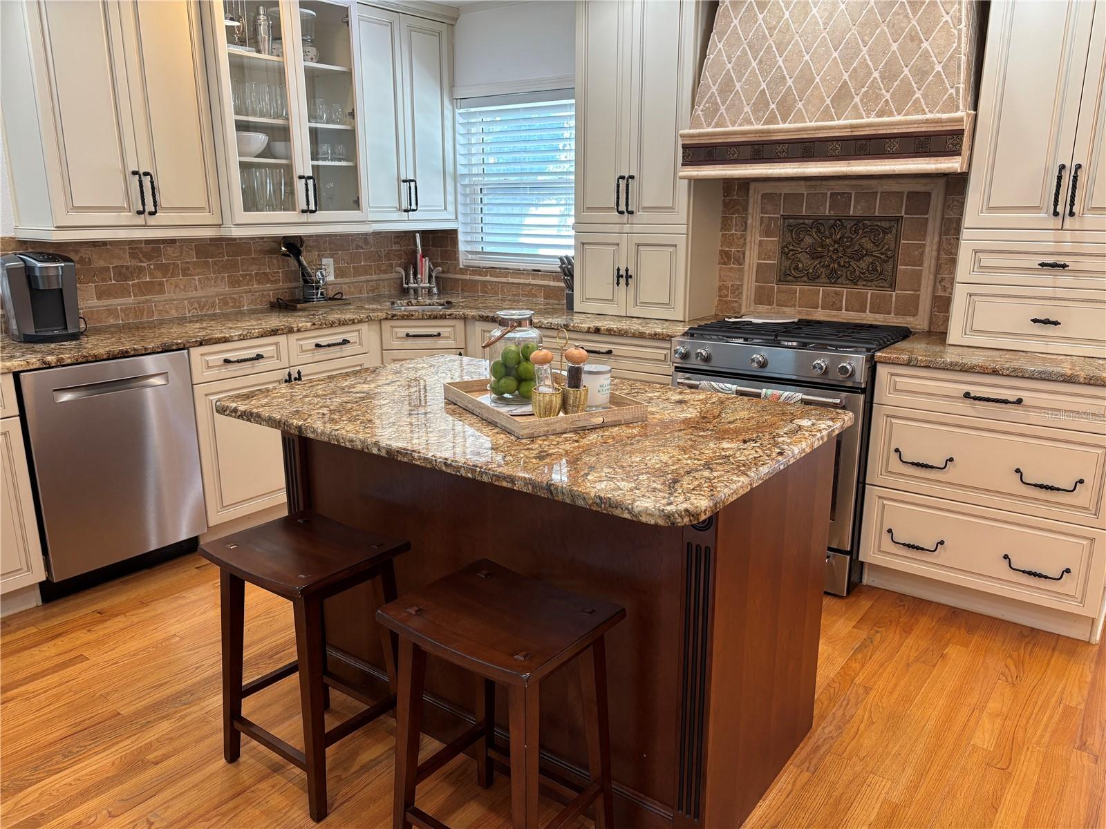 Image 37 of 77 For 910 Brightwaters Boulevard Ne