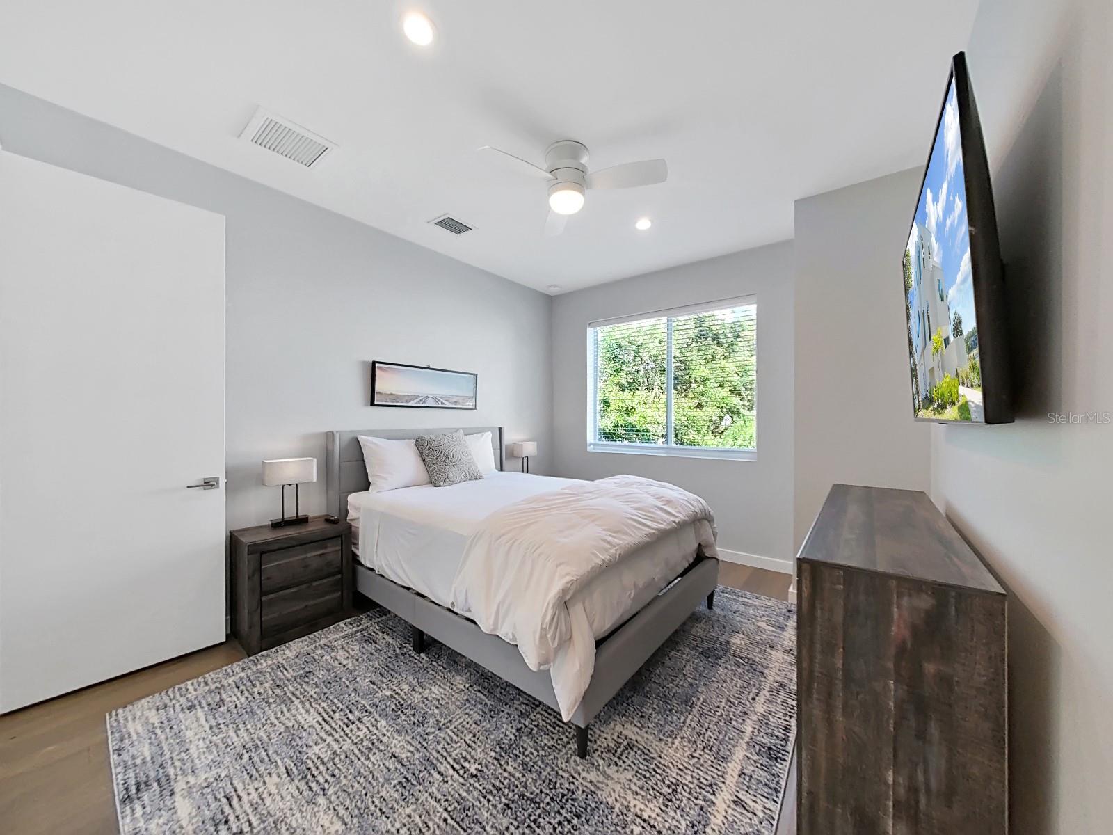 Image 24 of 31 For 2728 Ridgewood Avenue 1