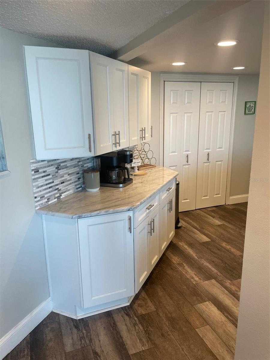 Image 14 of 27 For 690 Island Way 1112