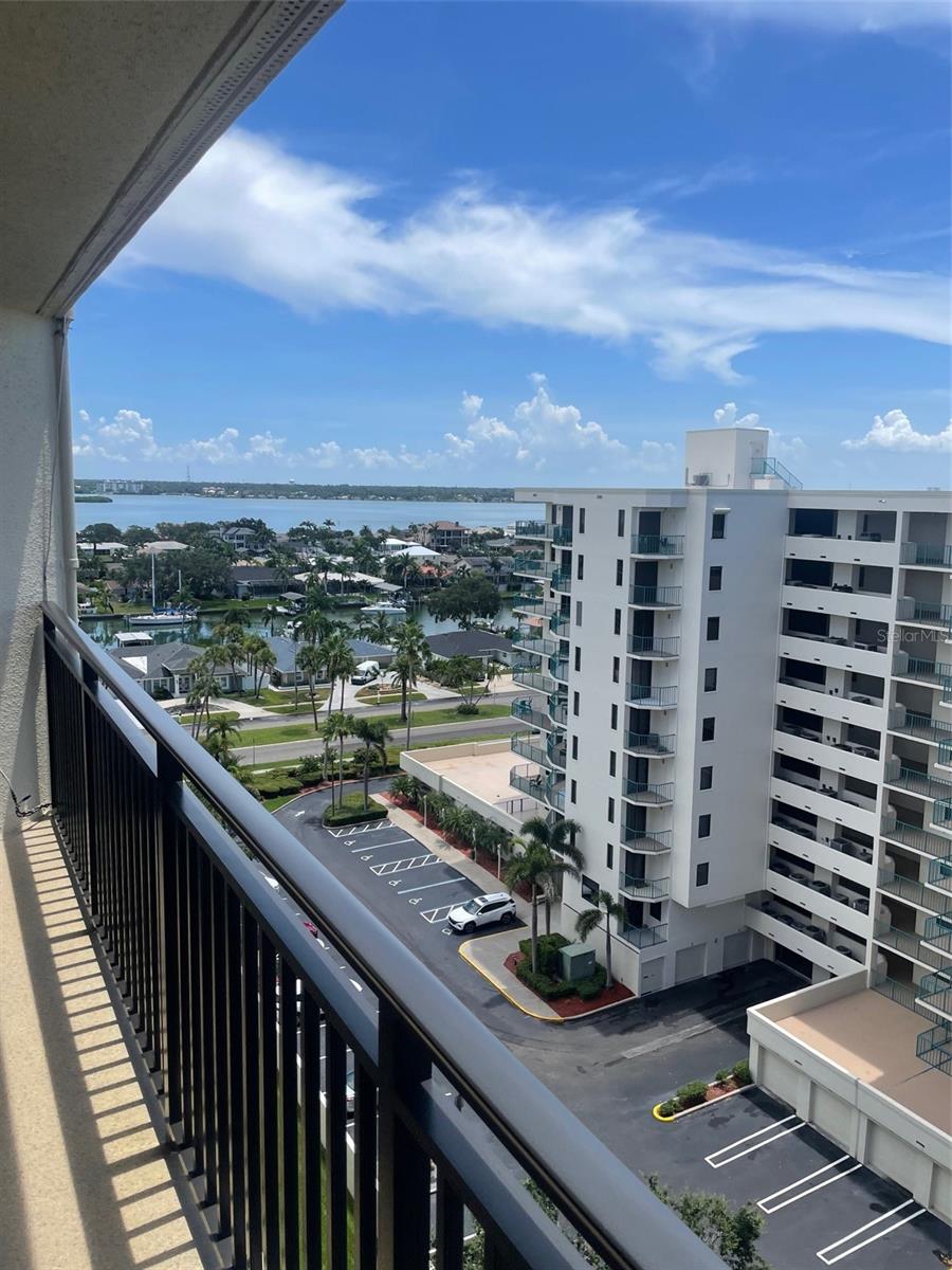 Image 17 of 27 For 690 Island Way 1112