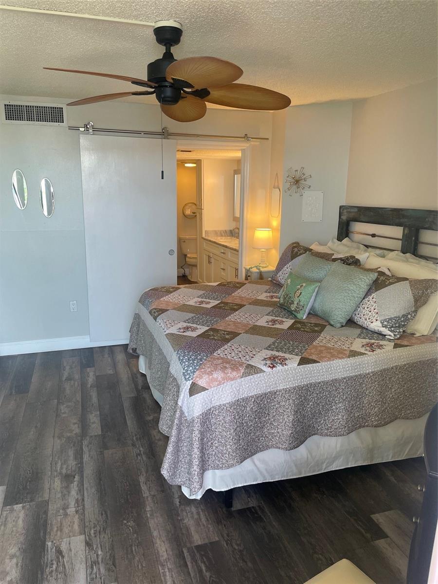 Image 18 of 27 For 690 Island Way 1112