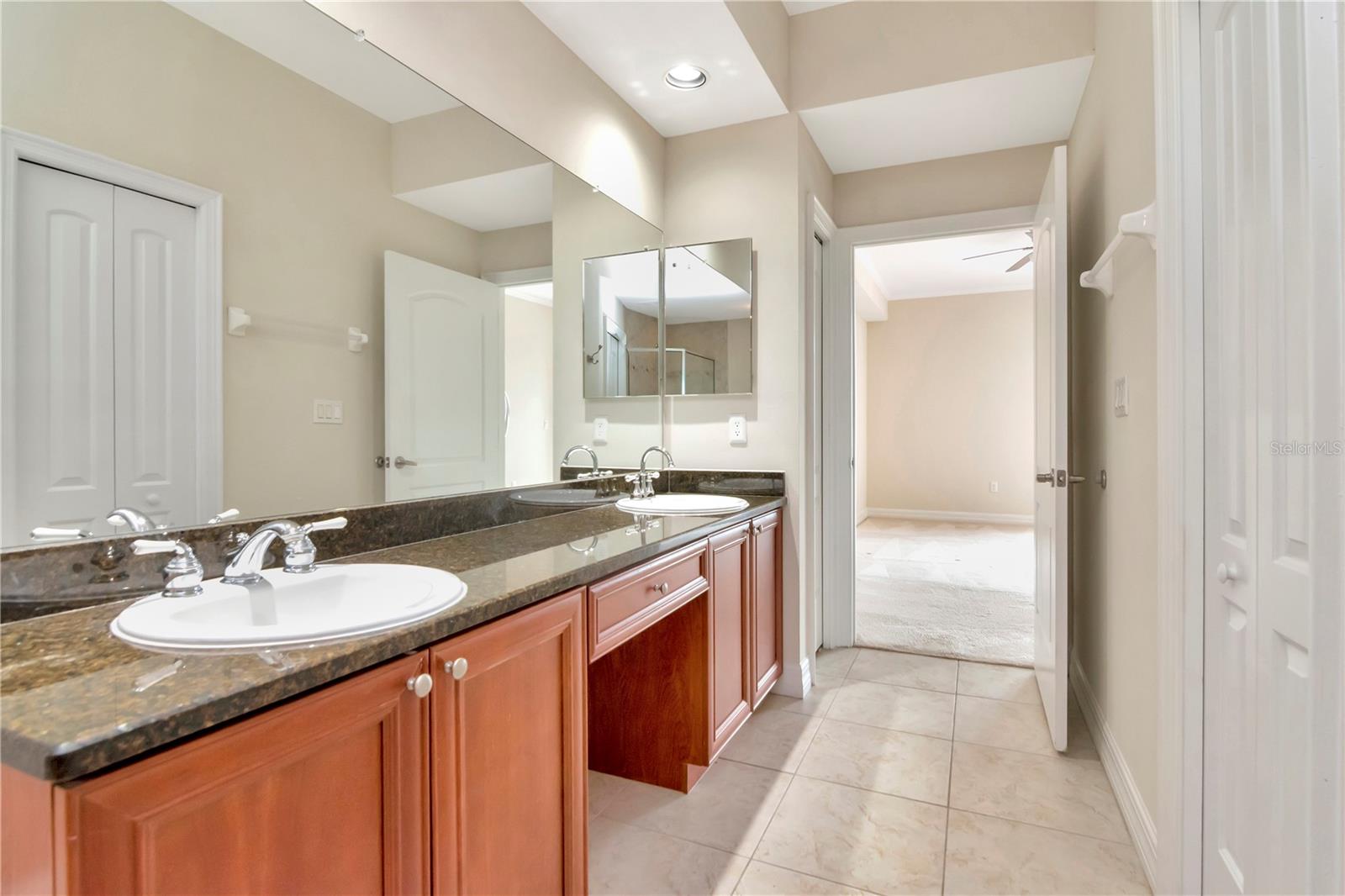 Listing photo id 19 for 4516 Seagull Drive 916