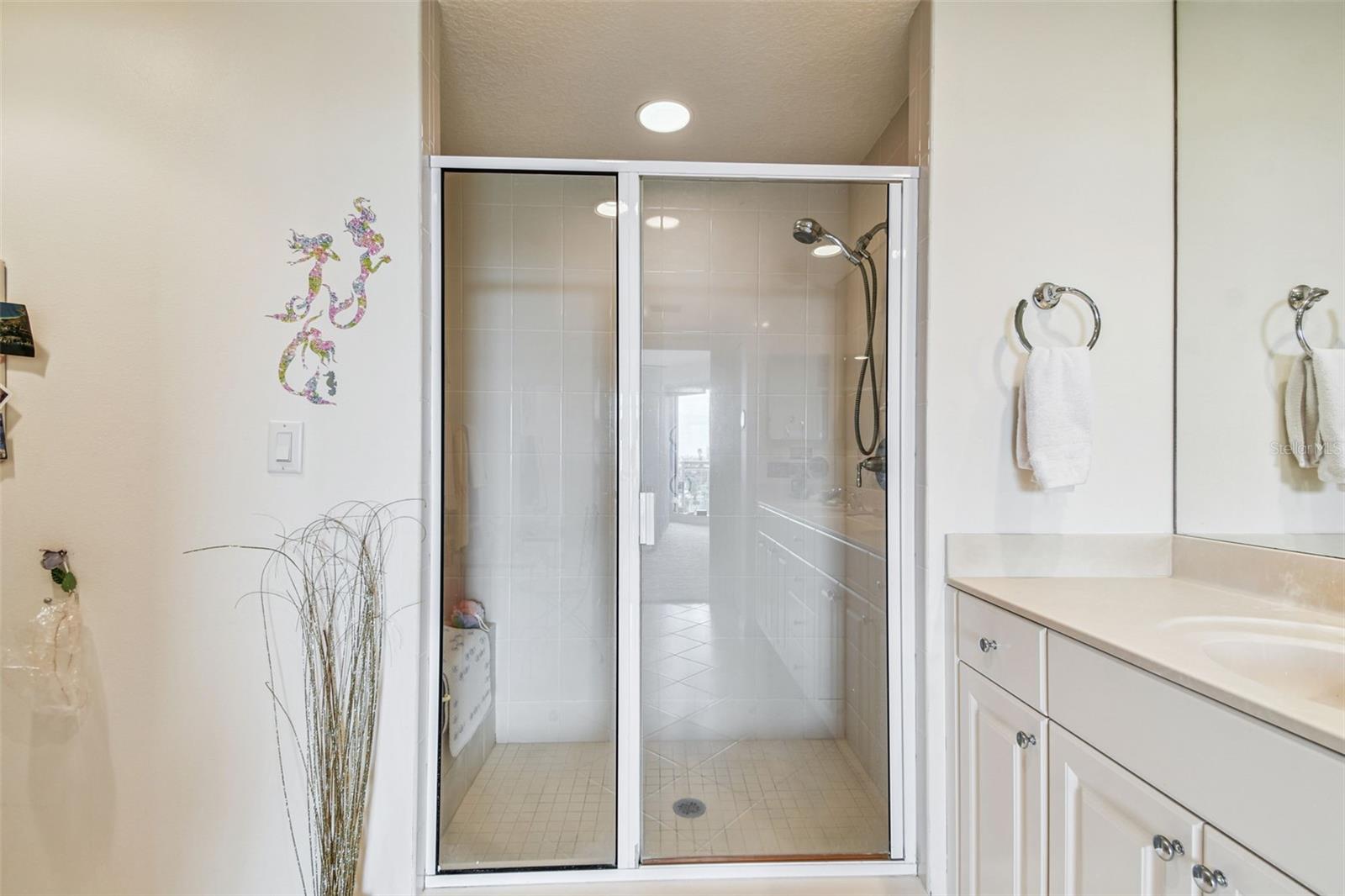 Image 22 of 48 For 521 Mandalay Avenue 604