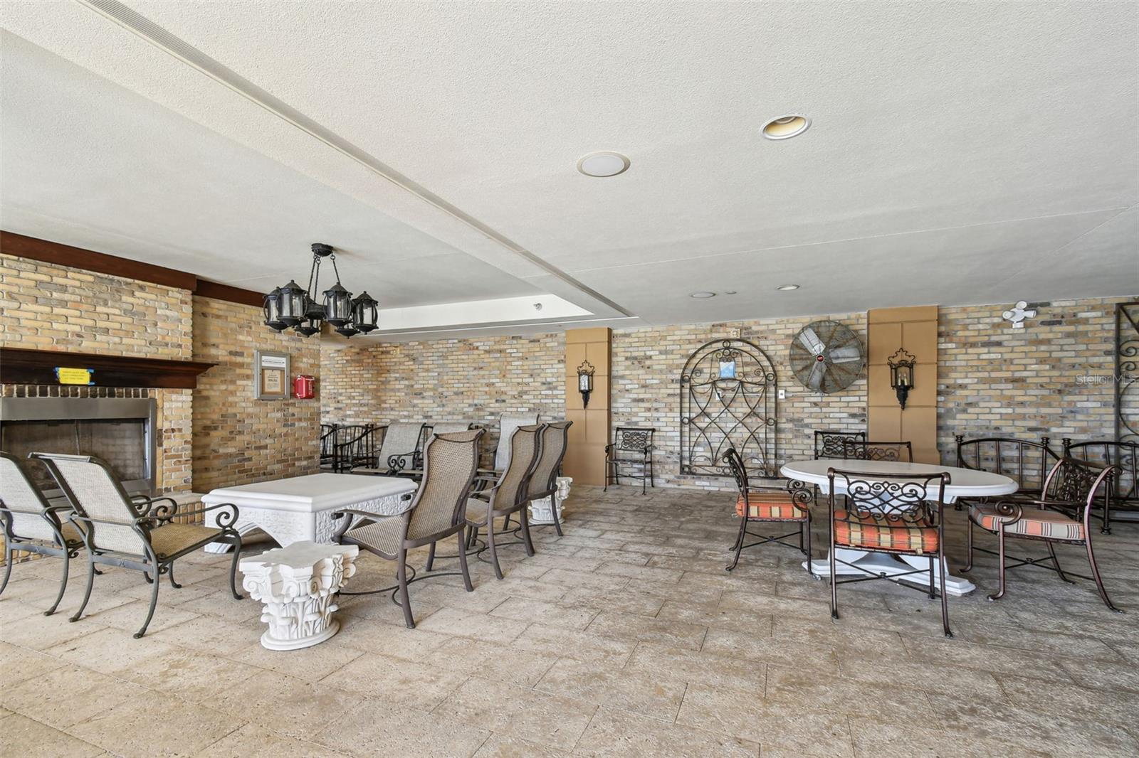 Image 42 of 48 For 521 Mandalay Avenue 604