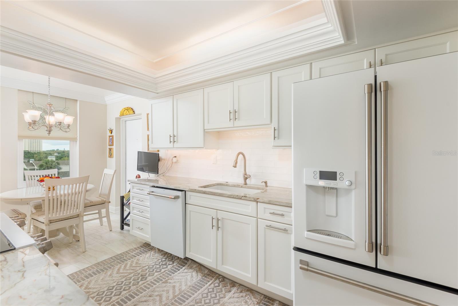 Listing photo id 9 for 2407 Ardson Place 601