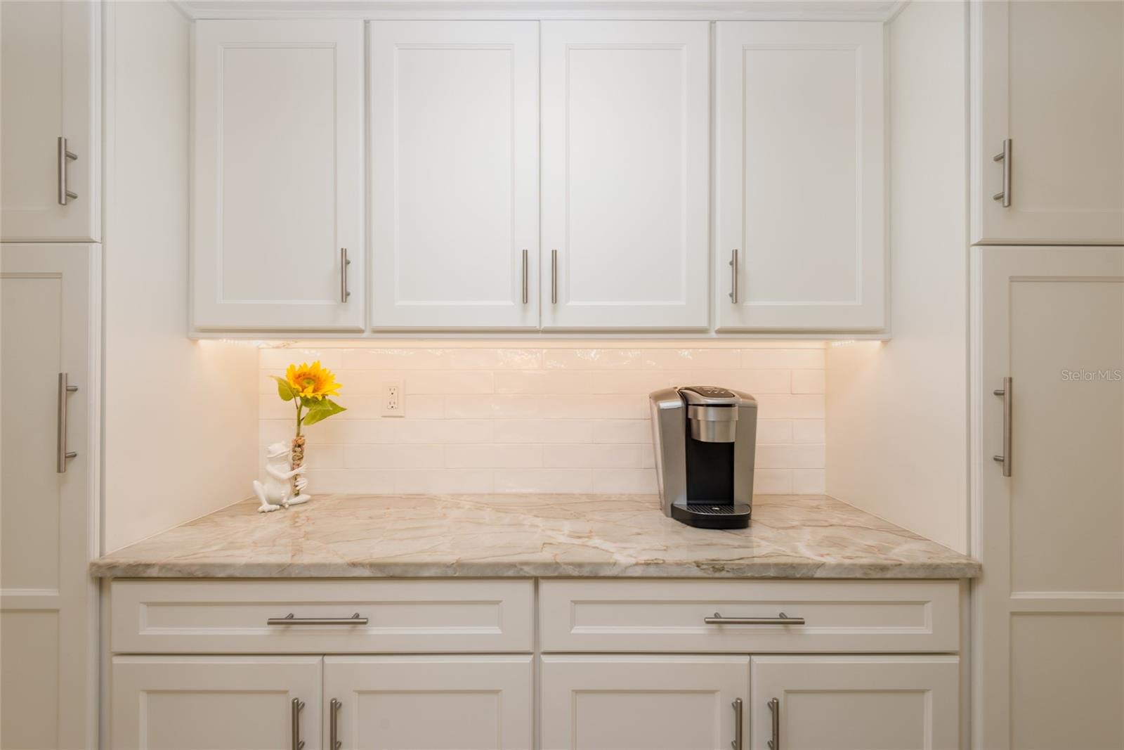Listing photo id 12 for 2407 Ardson Place 601