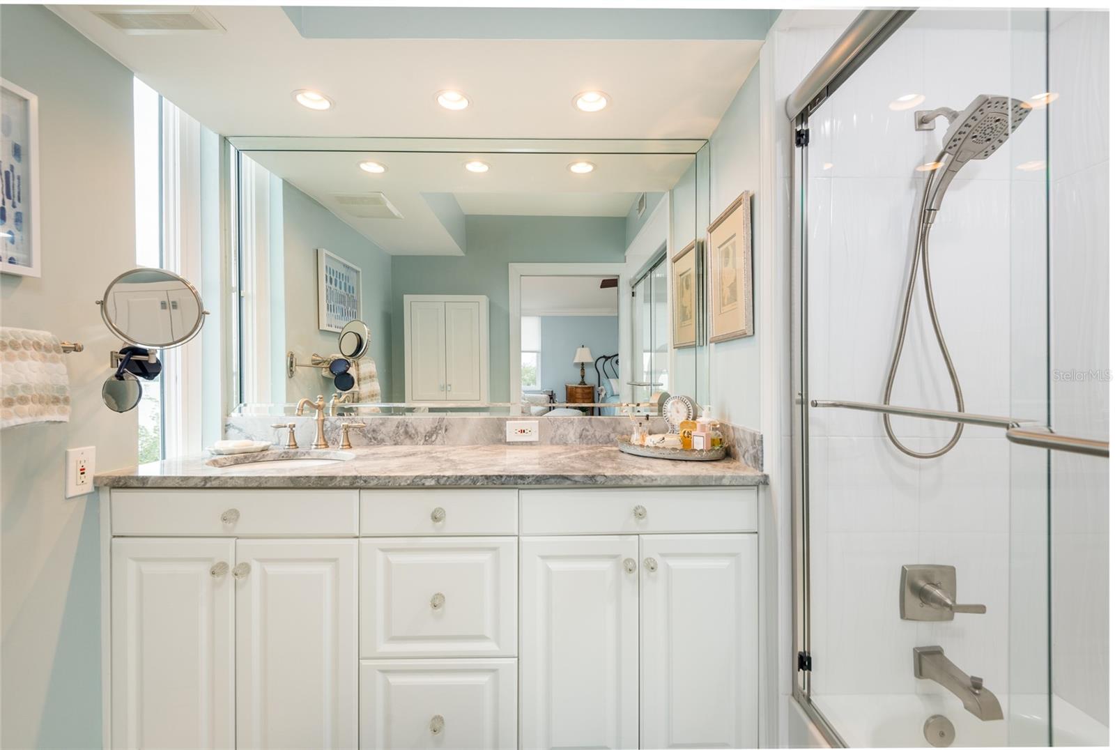 Listing photo id 16 for 2407 Ardson Place 601