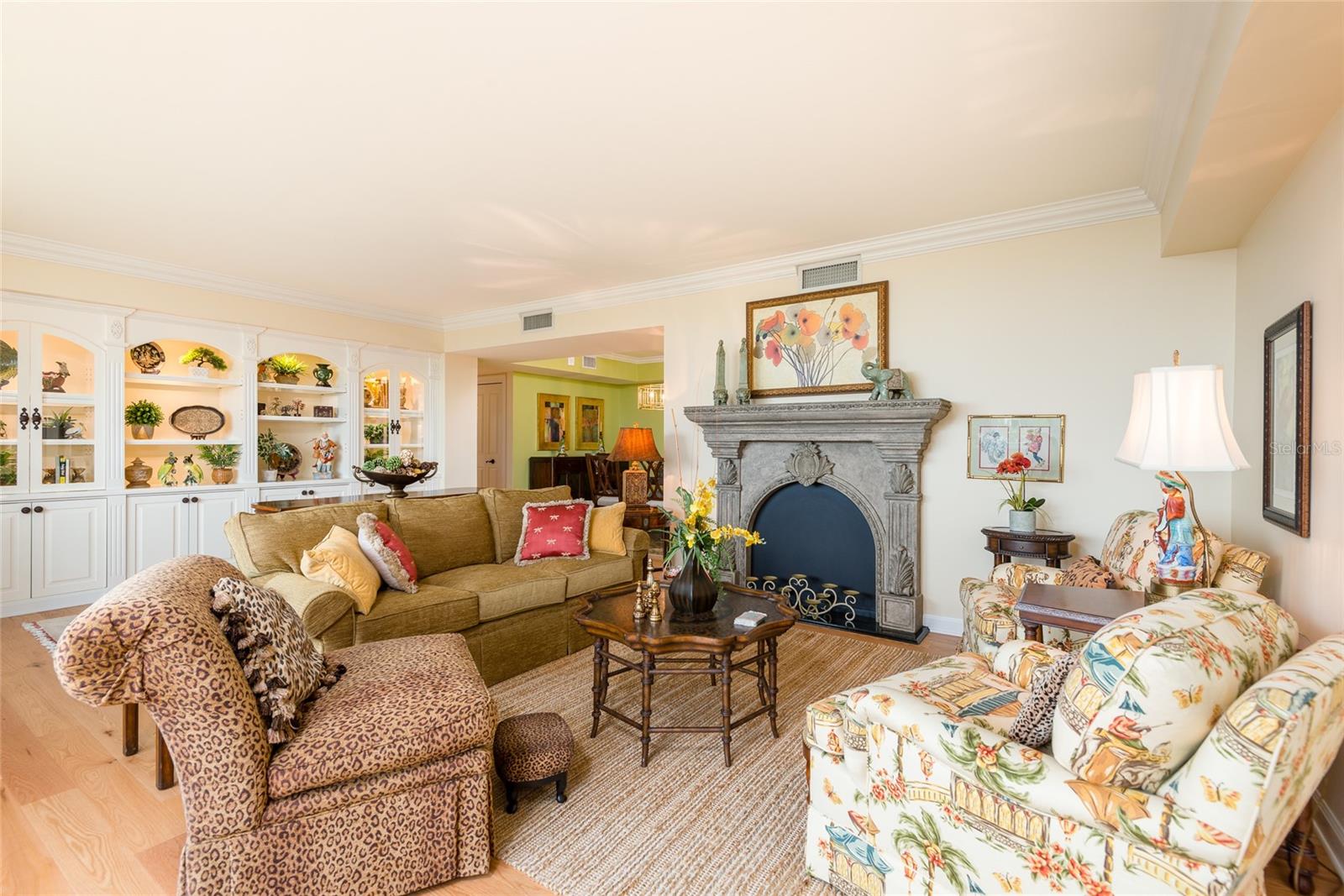 Listing photo id 3 for 2407 Ardson Place 601