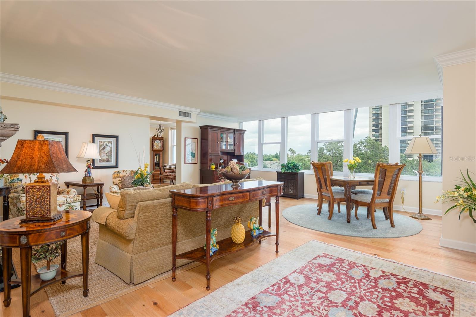 Listing photo id 4 for 2407 Ardson Place 601