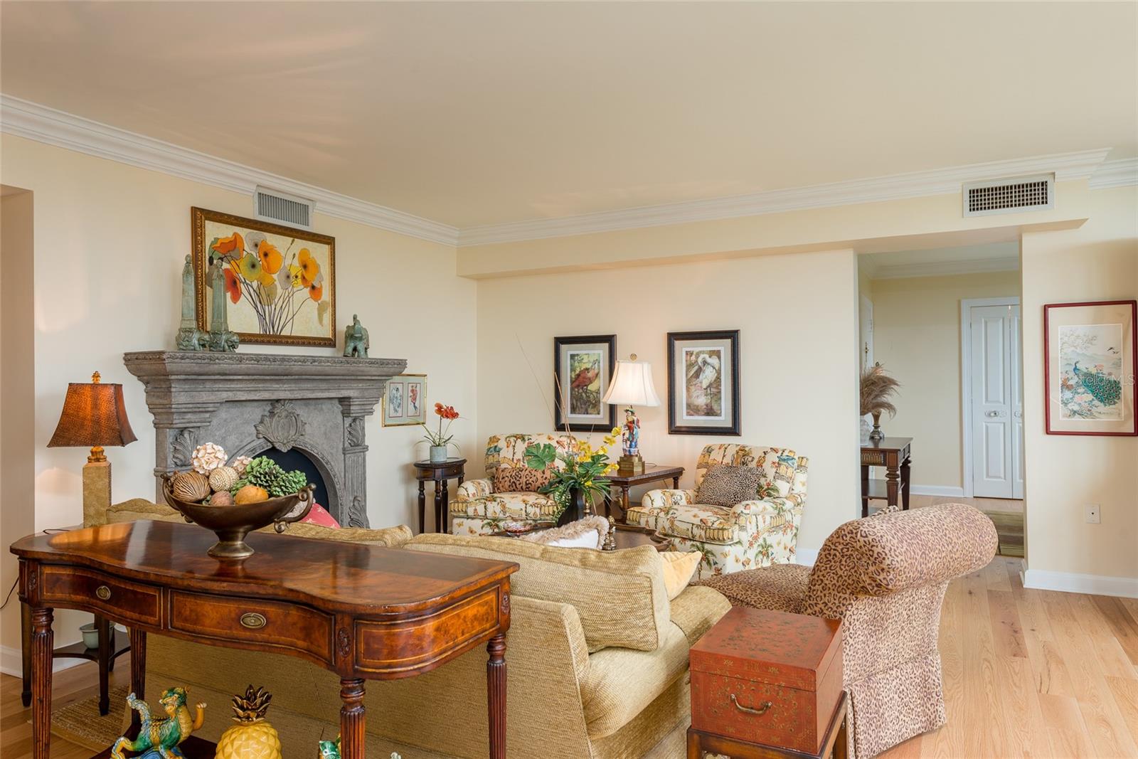 Listing photo id 5 for 2407 Ardson Place 601