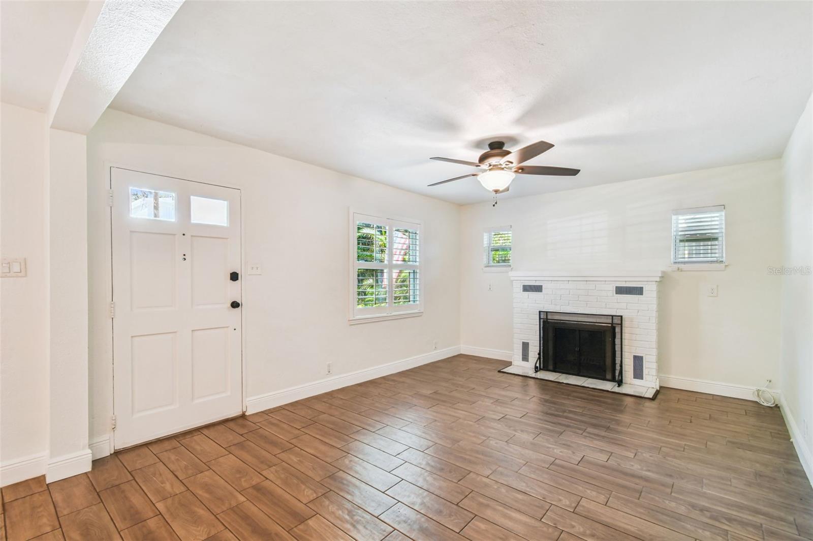 Image 6 of 26 For 3215 Villa Rosa Street