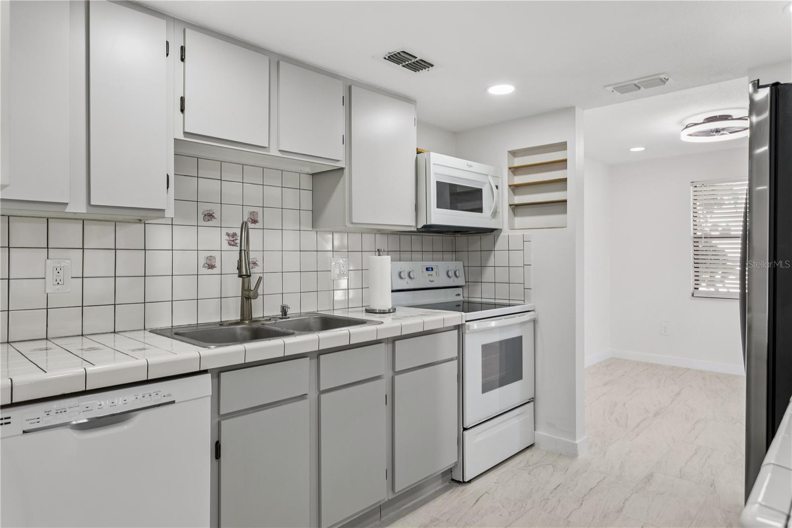 Listing photo id 3 for 138 Hunter Lake Drive F
