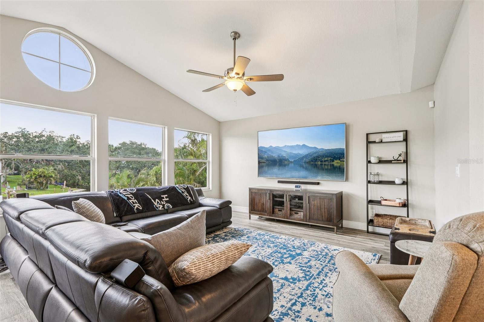 Listing photo id 15 for 9212 River Cove Drive