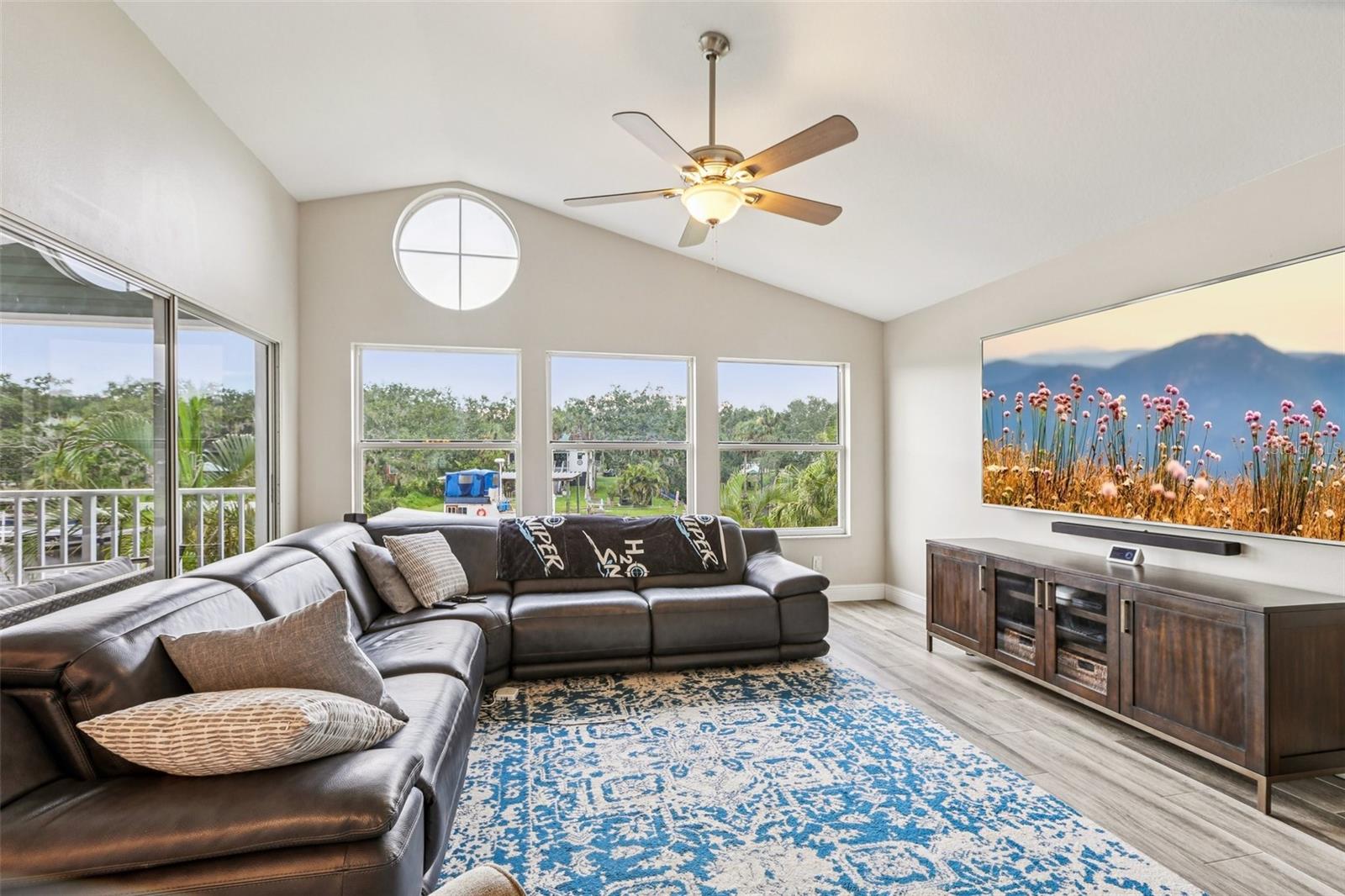 Listing photo id 16 for 9212 River Cove Drive