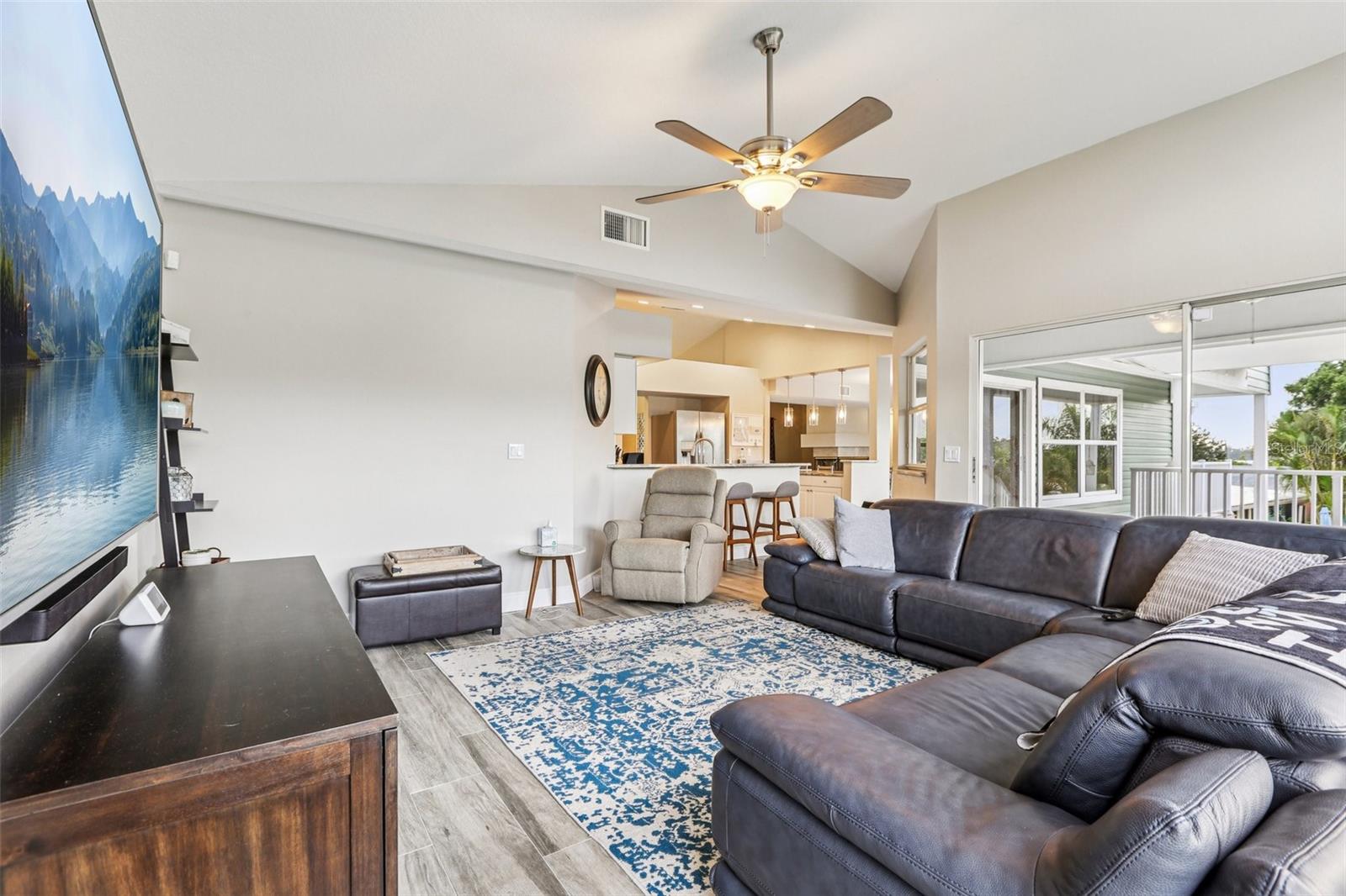 Listing photo id 18 for 9212 River Cove Drive
