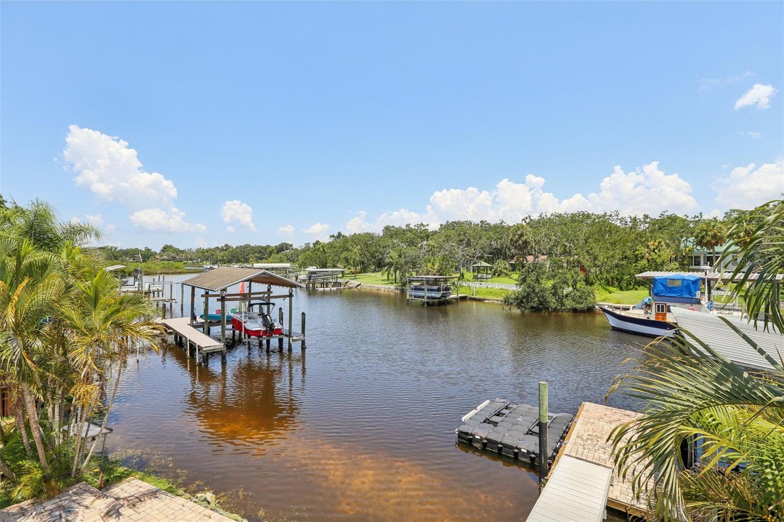 Listing photo id 3 for 9212 River Cove Drive
