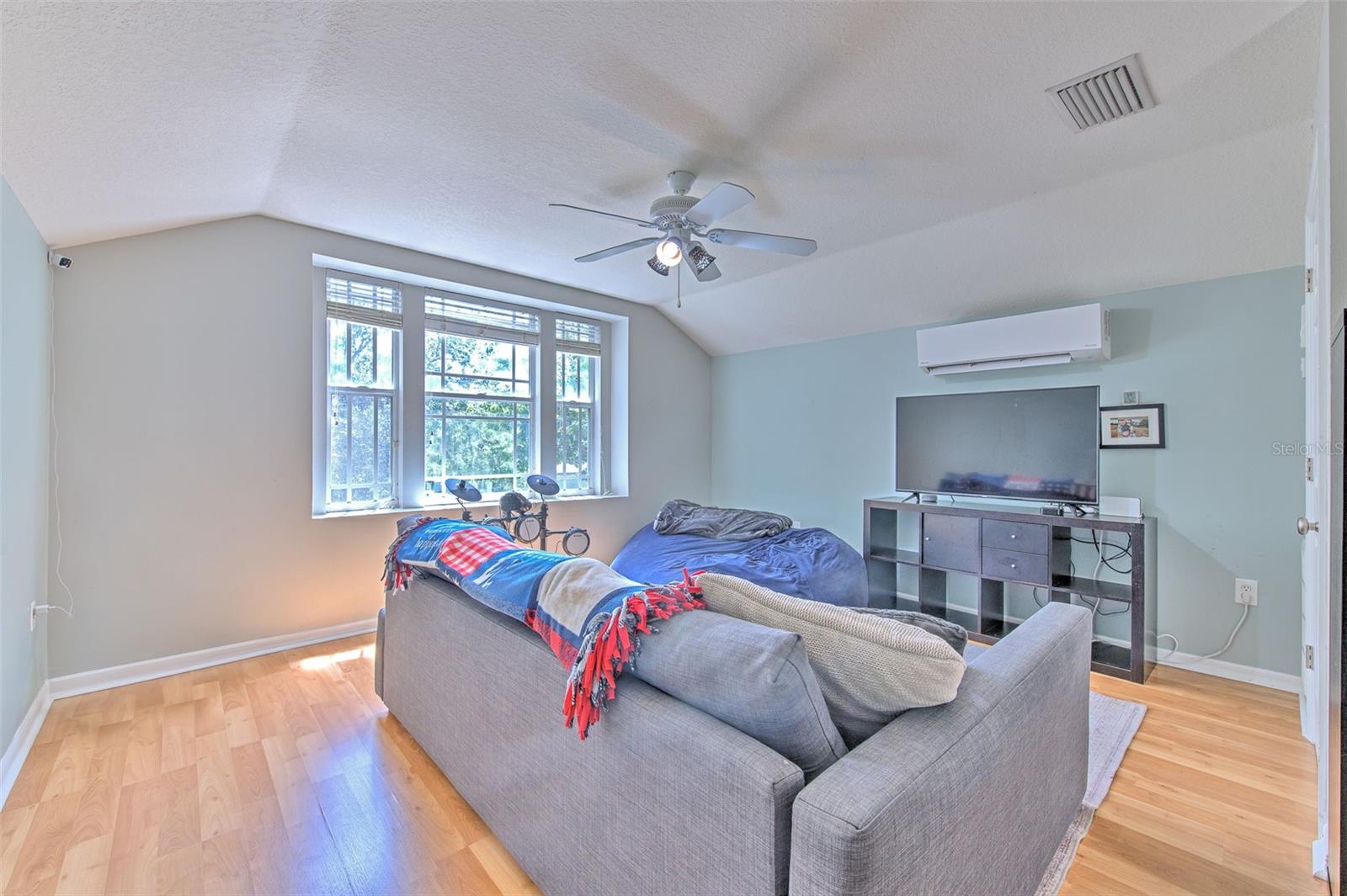 Image 19 of 76 For 15541 Martinmeadow Drive
