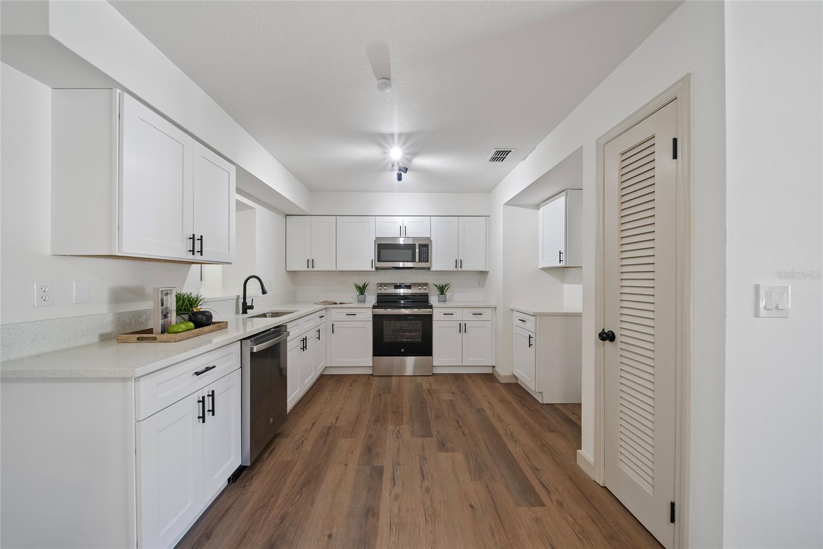 Image 3 of 24 For 17815 Cranbrook Drive