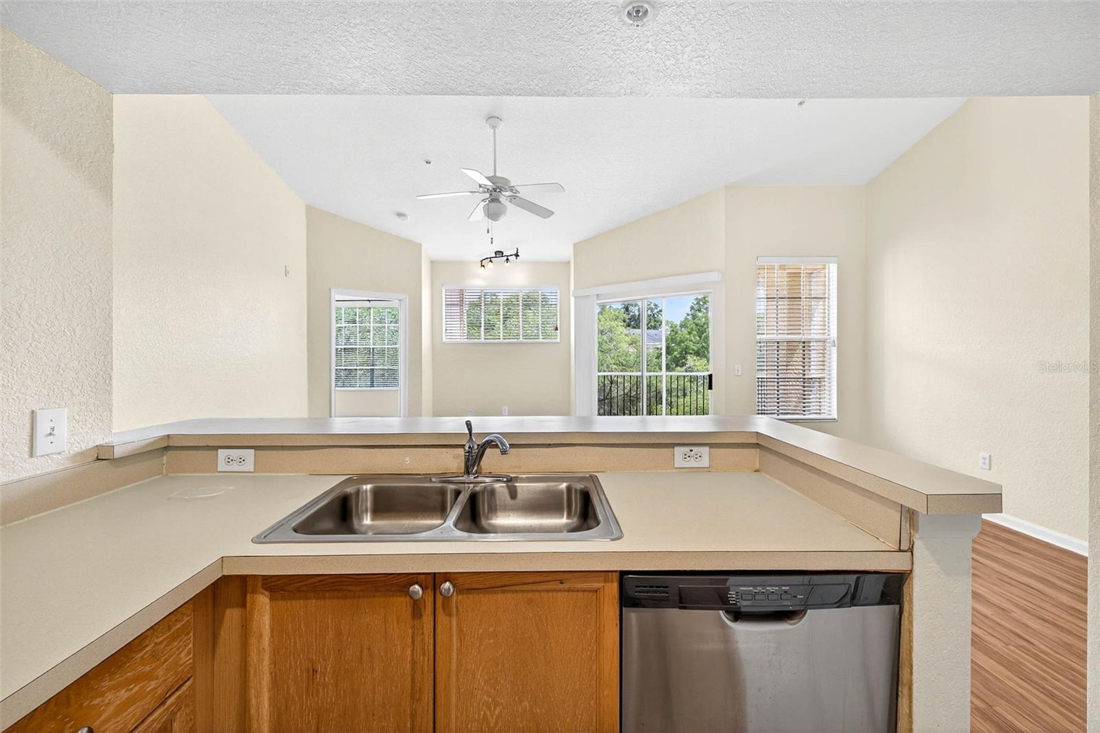Listing photo id 14 for 5125 Palm Springs Boulevard 8303