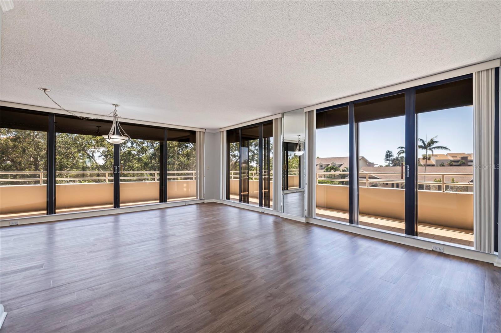 Image 18 of 46 For 5950 Pelican Bay Plaza S 202