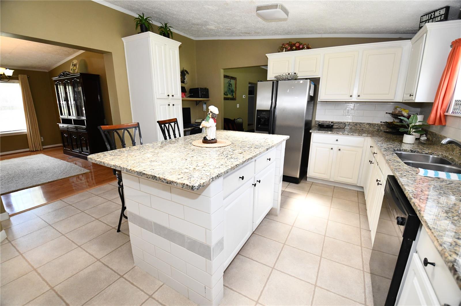 Listing photo id 8 for 30529 Eastport Drive