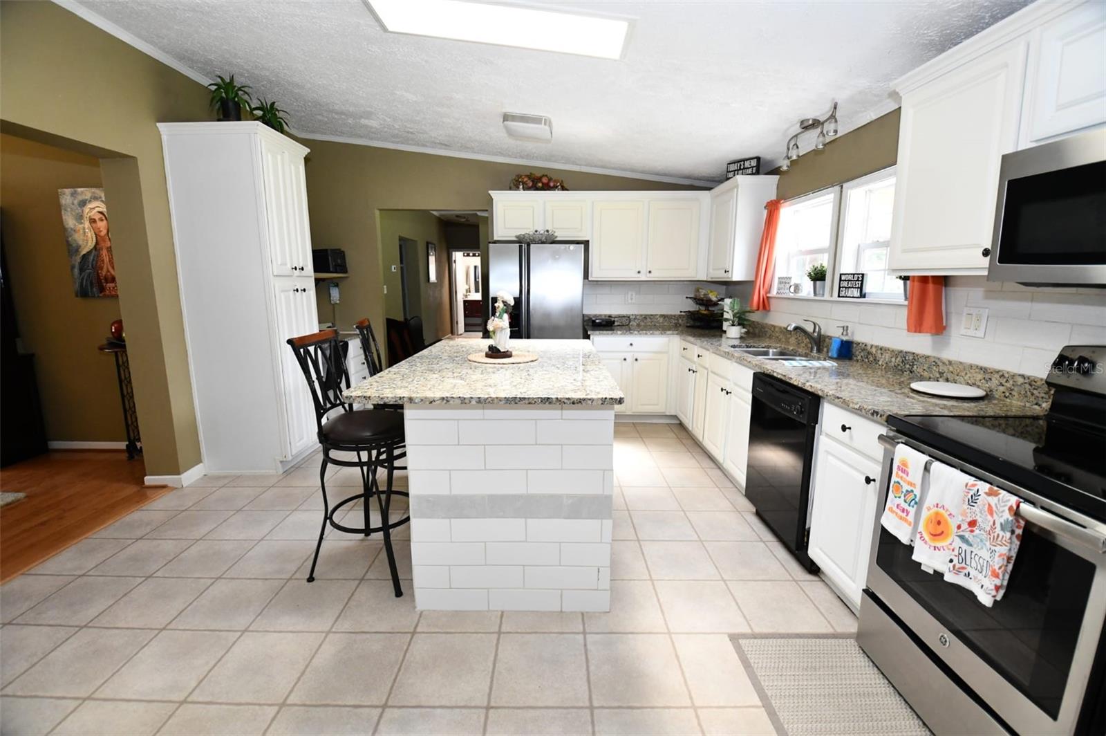 Listing photo id 9 for 30529 Eastport Drive
