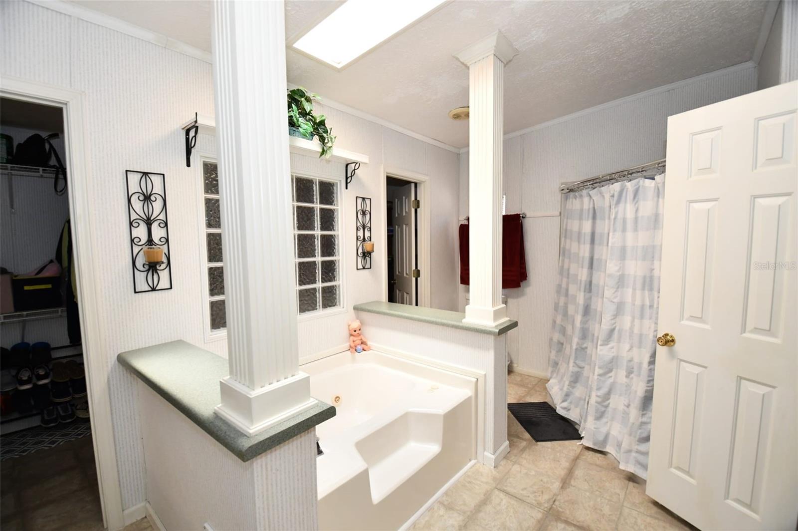 Listing photo id 18 for 30529 Eastport Drive