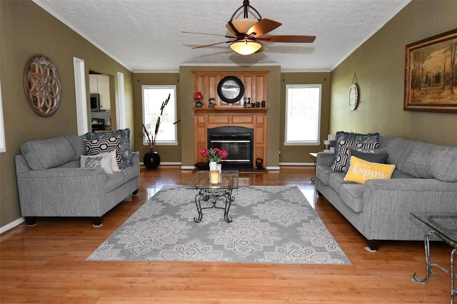 Listing photo id 2 for 30529 Eastport Drive