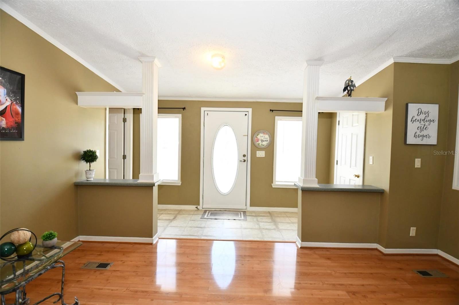 Listing photo id 3 for 30529 Eastport Drive