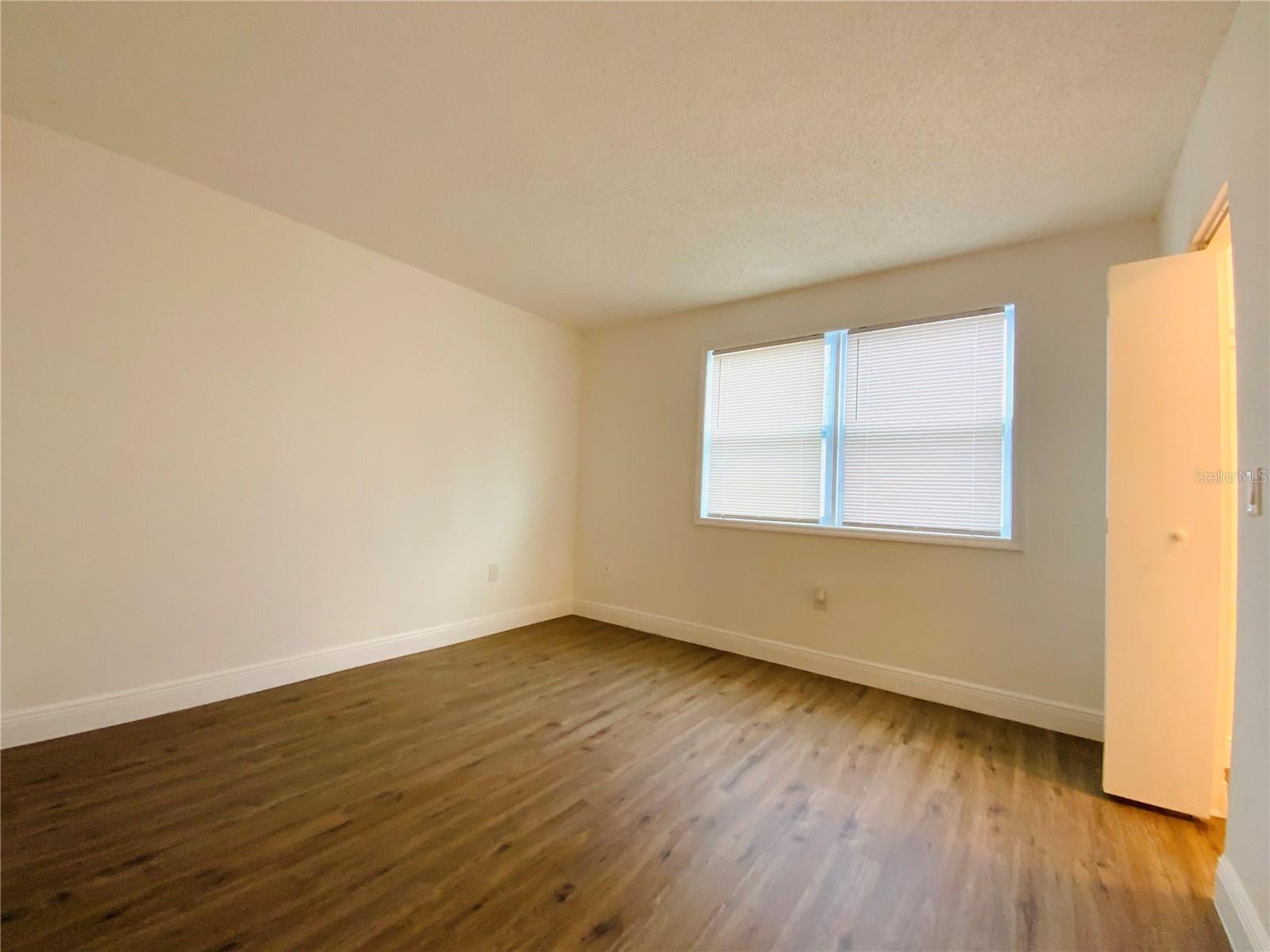 Listing photo id 10 for 305 Wellington Court 62