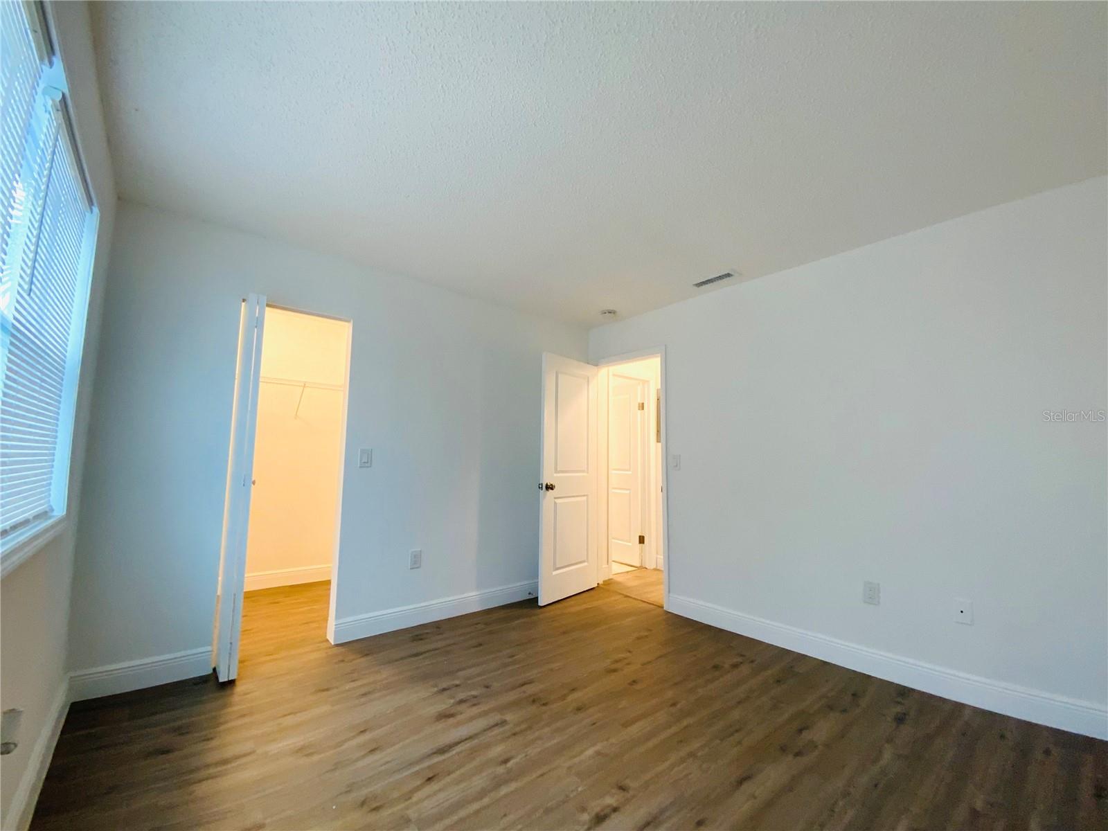 Listing photo id 11 for 305 Wellington Court 62