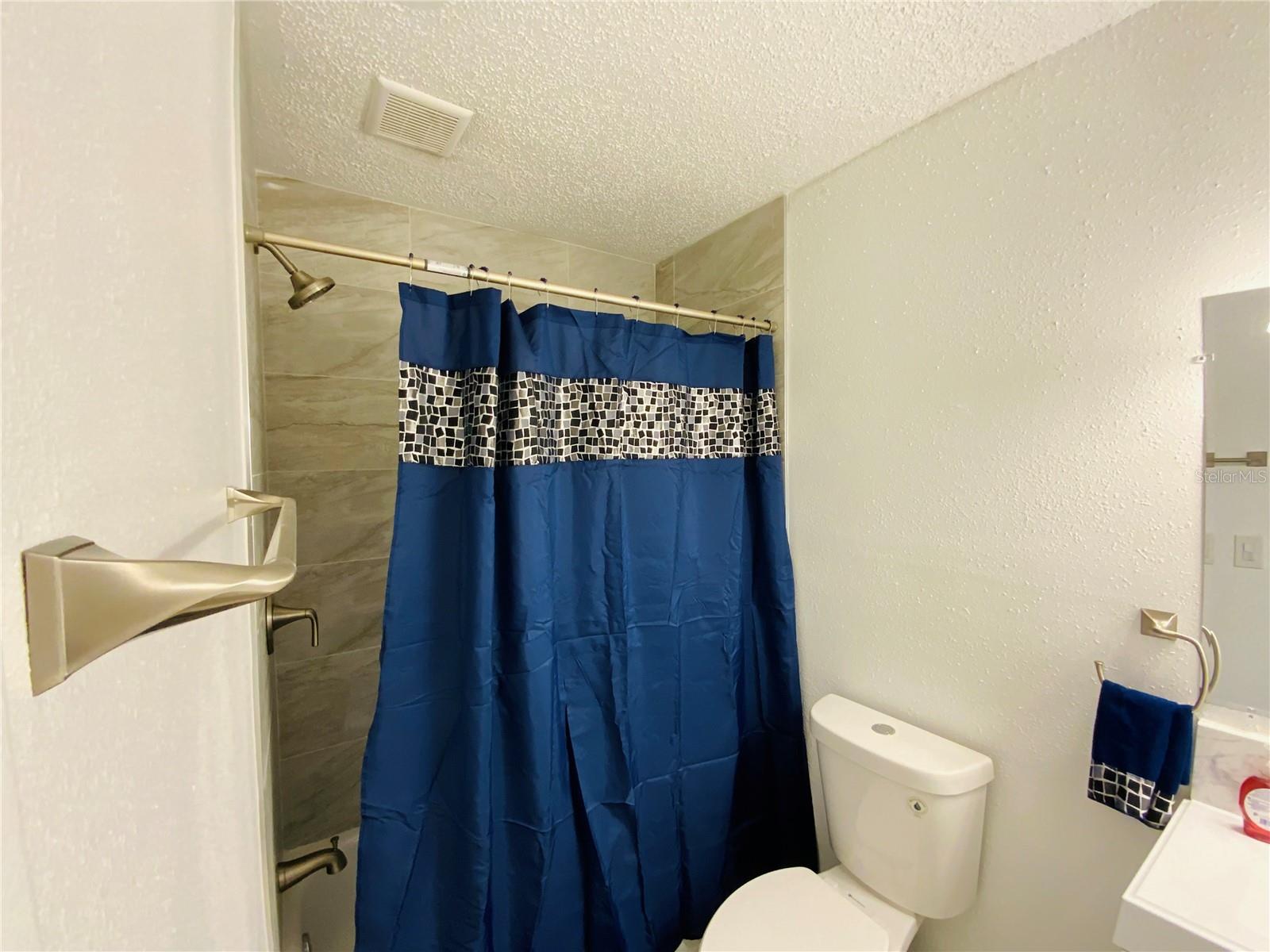Listing photo id 13 for 305 Wellington Court 62