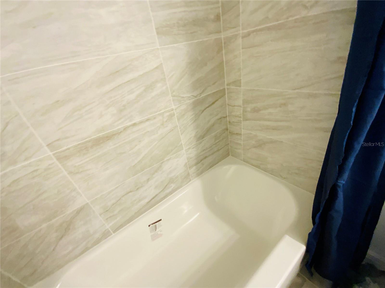 Listing photo id 15 for 305 Wellington Court 62