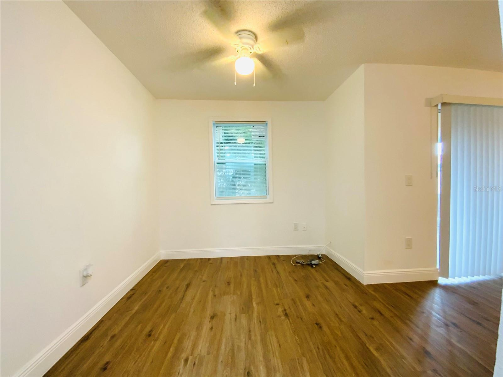 Listing photo id 3 for 305 Wellington Court 62